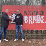 Stefan Fechtig und Sebastian Stern vor einem roten Plakat der Westfalenbande